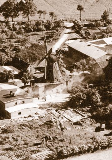 Braaker Mühle 01 Die Braaker Mühle mit dem neuen Bäckereigebäude, 1967 Privatarchiv der Mühle   15.1