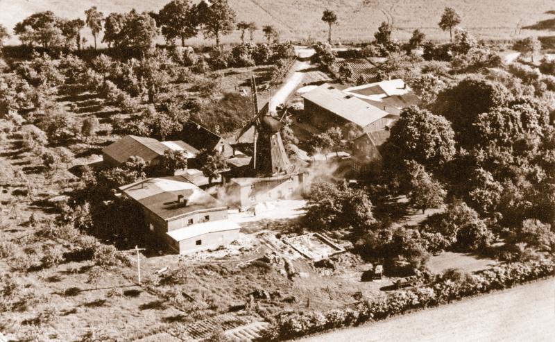 Braaker Mühle 01 Die Braaker Mühle mit dem neuen Bäckereigebäude, 1967 Privatarchiv der Mühle   15.1